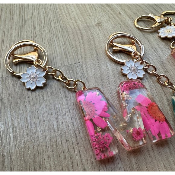 Handmade Pressed Flower Resin Letter Gold Keychain - Picture 2 of 4